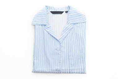 Beyaz arkaplanda beyaz şeritli mavi gömlek