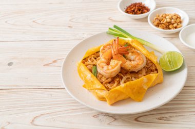 Tayland usulü karides ve yumurtalı erişte (Pad Thai) Tayland usulü