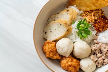 Balık köfteli ve karides köfteli baharatlı pirinç eriştesi. Asya usulü.