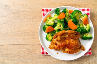 Brokoli ve havuçlu teriyaki tavuk bifteği