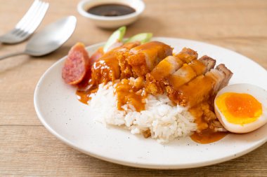 Pirinçli çıtır domuz eti ve barbekü sosu.