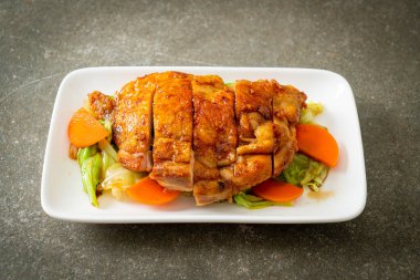 Teppanyaki teriyaki lahana ve havuçlu tavuk bifteği.