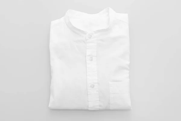 Camisa Branca Dobra Fundo Branco — Fotografia de Stock