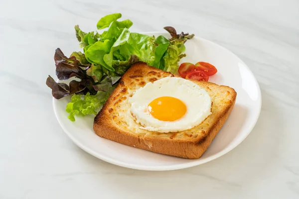 Homemade Bread Toasted Cheese Fried Egg Top Vegetable Salad Breakfast — Stock Photo, Image