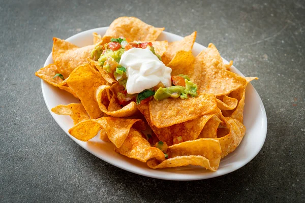 Mexicaanse Nachos Tortilla Chips Met Jalapeno Guacamole Tomaten Salsa Dip — Stockfoto