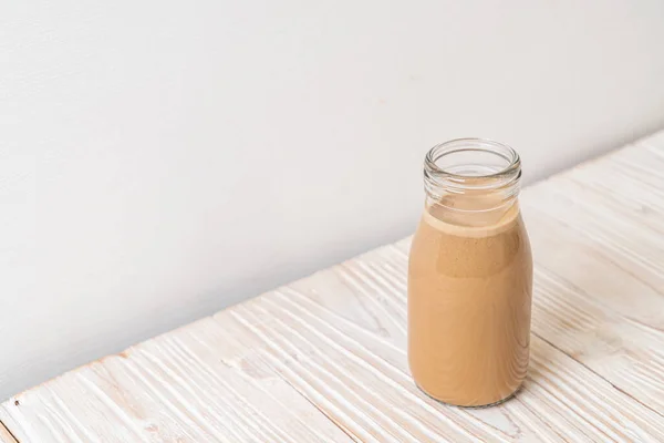 Kopi Dengan Susu Botol Latar Belakang Kayu — Stok Foto