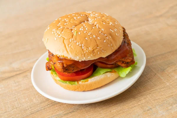Grilovaný Kuřecí Burger Omáčkou Bílém Talíři — Stock fotografie