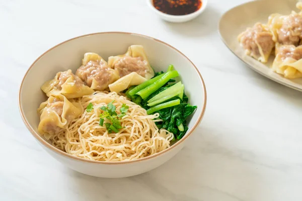 Fideos Huevo Secos Con Wonton Cerdo Albóndigas Cerdo Sin Sopa —  Fotos de Stock