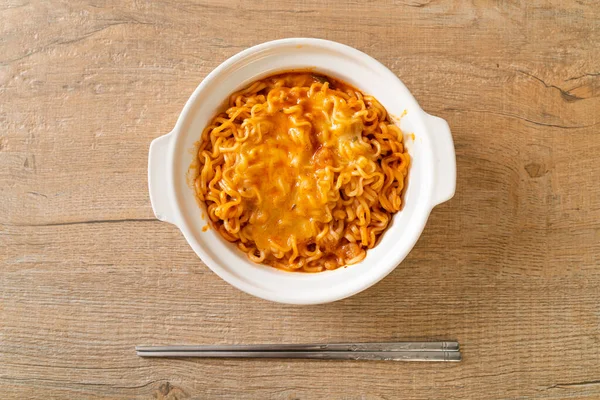 Tigela Macarrão Instantâneo Picante Com Queijo Mussarela — Fotografia de Stock