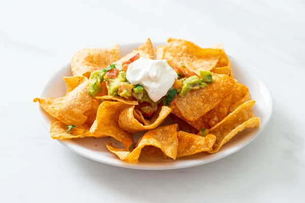 Mexikanische Nachos Tortilla Chips Mit Jalapeño Guacamole Tomaten Salsa Und — Stockfoto