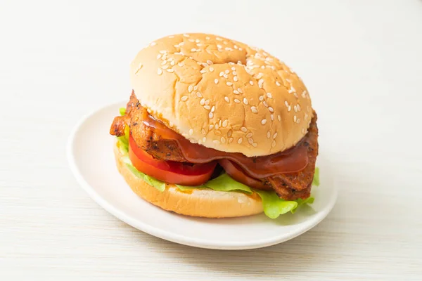 Hamburguesa Pollo Parrilla Con Salsa Plato Blanco — Foto de Stock