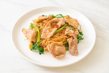 Kızarmış pirinç vermicelli ve domuz etli mimoza Asya usulü.