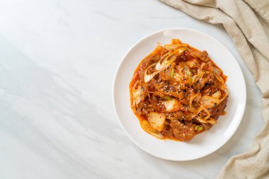Kore usulü baharatlı ve kimchi soslu kızarmış domuz eti.