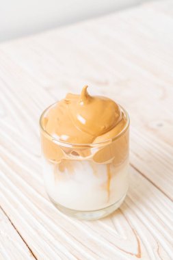 Dalgona kahvesi. Krem şantili buzlu içecek, kahve köpüğü ve süt. Covid-19 şehir karantinası sırasındaki son moda içki, ev konseptinde kalın..