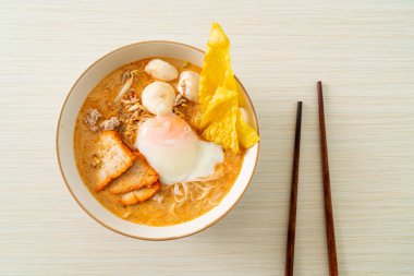 Pirinç soslu makarna köfte, domuz rostosu ve baharatlı çorba, Tom Yum Eriştesi.