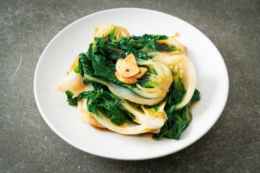 bebek Çin lahanası istiridye soslu ve sarımsaklı - Asya yemeği tarzı