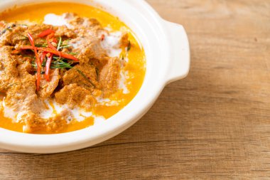 Tayland yemeği seti körili domuz eti Tayland yemeği tarzı.