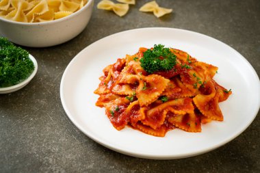 Maydanozlu domates soslu farfalle makarna. İtalyan yemek tarzı.