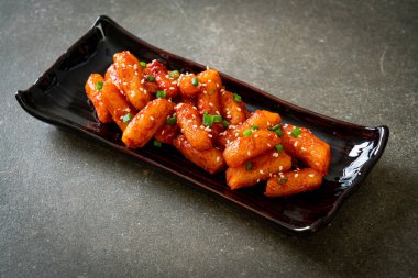 Kore usulü baharatlı pirinç keki (Tteokbokki).