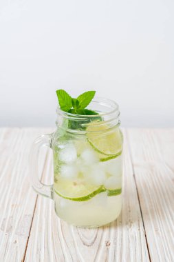 Naneli buzlu limonlu soda, ferahlatıcı içecek.