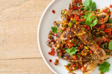 Kızarmış Mantid Karidesi ya da Acılı ve Tuzlu Kerevit Deniz Ürünleri Stili