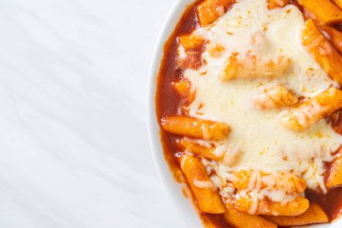 Peynirli Kore soslu Kore pirinç keki, peynirli Peynirli Tokpokki, Peynirli Tteokbokki - Kore yemeği tarzı