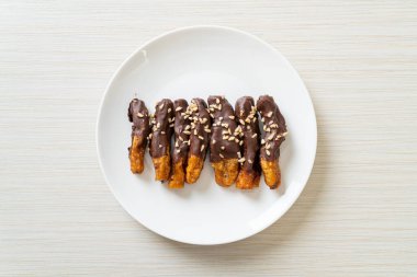 Güneş ışığı kurumuş muz çikolata kaplama veya muz soslu çikolata