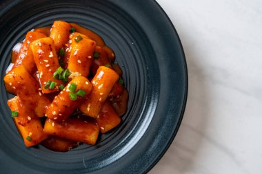 Baharatlı soslu Kore pirinç keki çubuğu (Tteokbokki) - Kore yemeği tarzı