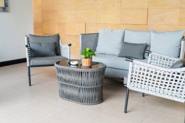 Boş bahçe sandalyesi ve yastıklı bir masa.