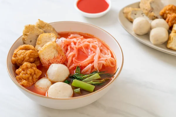 Pequeños Fideos Planos Arroz Con Bolas Pescado Bolas Camarones Sopa — Foto de Stock