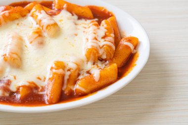 Peynirli Kore soslu Kore pirinç keki, peynirli Peynirli Tokpokki, Peynirli Tteokbokki - Kore yemeği tarzı