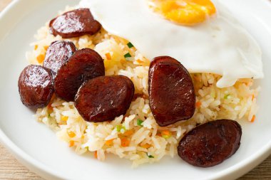 Kızarmış pirinç, yumurta ve Çin sosisi Asya usulü ev yapımı yemek.