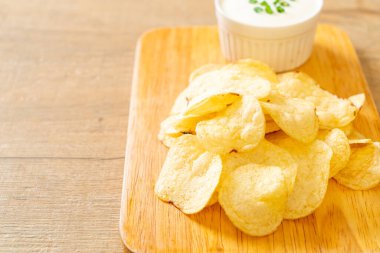 Ekşi krema soslu patates cipsi.