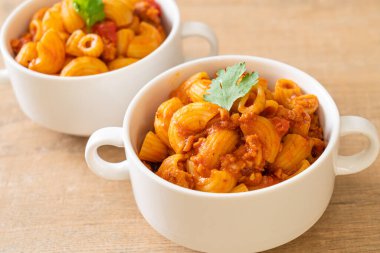 Domates soslu makarna ve kıymalı domuz eti, Amerikan usulü pirzola, Amerikan usulü gulaş.