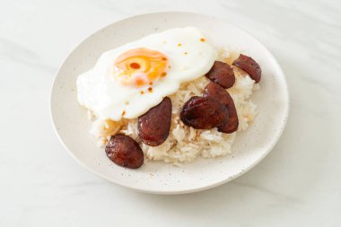 pilav ve sahanda yumurta ve Çin sosisi - Asya usulü ev yapımı yemek