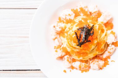 karides ve karides yumurtalı spagetti kremalı - füzyon yiyecek tarzı