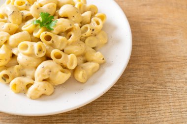 Fırında makarna ve peynir.