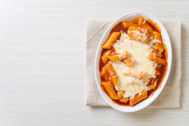 Peynirli Kore soslu Kore pirinç keki, peynirli Peynirli Tokpokki, Peynirli Tteokbokki - Kore yemeği tarzı