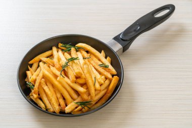 Patates kızartması ya da ekşi krema ve ketçaplı patates cipsi.