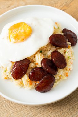 Kızarmış pirinç, yumurta ve Çin sosisi Asya usulü ev yapımı yemek.