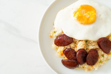 Kızarmış pirinç, yumurta ve Çin sosisi Asya usulü ev yapımı yemek.