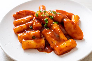 Baharatlı sosisli Kore pirinç keki çubuğu (Tteokbokki) - Kore yemeği tarzı