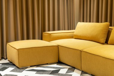 Oturma odasında boş altın hardal kanepesi