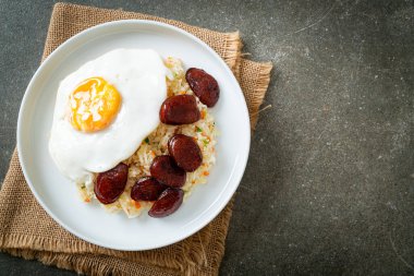 Kızarmış pirinç, yumurta ve Çin sosisi Asya usulü ev yapımı yemek.