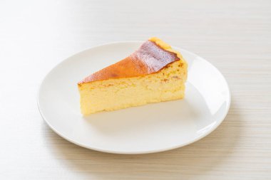 Beyaz tabakta ev yapımı cheesecake.