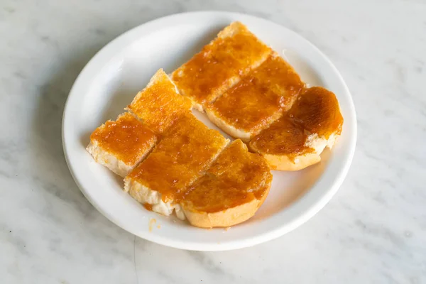 Pudding Mit Geröstetem Brot Auf Weißem Teller — Stockfoto