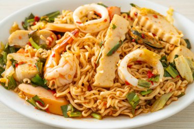 Anında baharatlı erişte salatası ve karışık et. Asya yemeği tarzı.