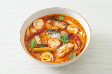 Tom Yum baharatlı çorbada uskumru konservesi - Asya usulü