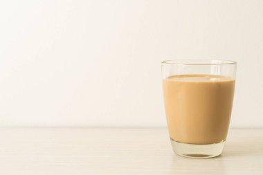 Kahve bardağı ve kahve şişeleri masada hazır.