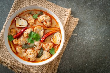 Mantarlı baharatlı domuz çorbası - Tom Yum - Asya usulü